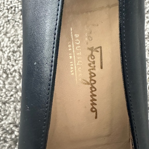 Salvatore Ferragamo Boutique Leather Pumps Navy Low Heel 9.5 B - Picture 6 of 7